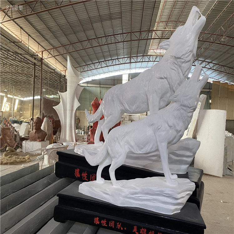 廣西玻璃鋼狼雕塑的藝術與應用——探索名圖玻璃鋼動物雕塑廠的創(chuàng)作